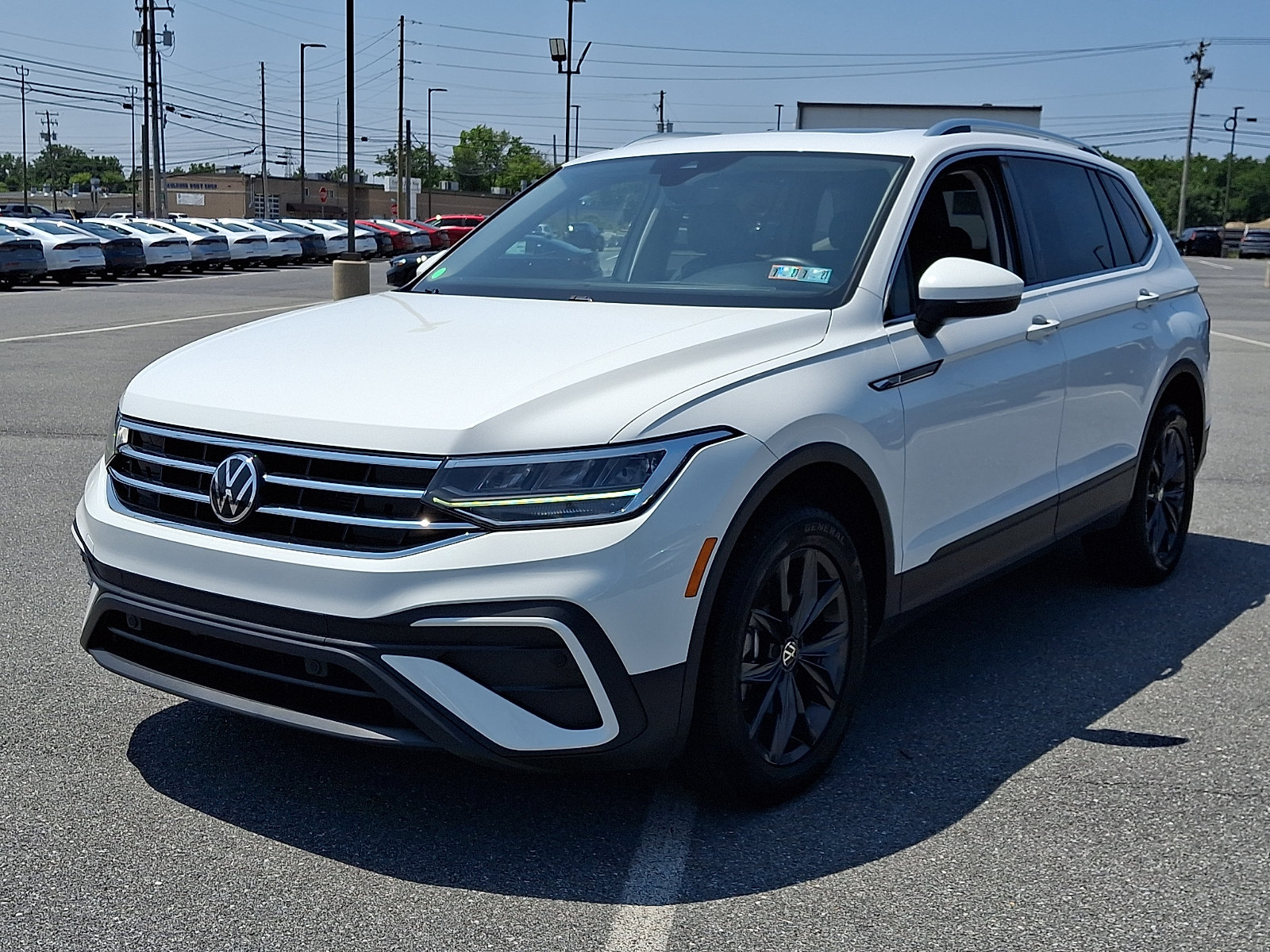 Used 2022 Volkswagen Tiguan SE AWD/4WD image 3