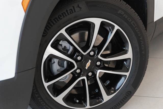 Used 2025 Chevrolet TrailBlazer LT AWD/4WD image 2