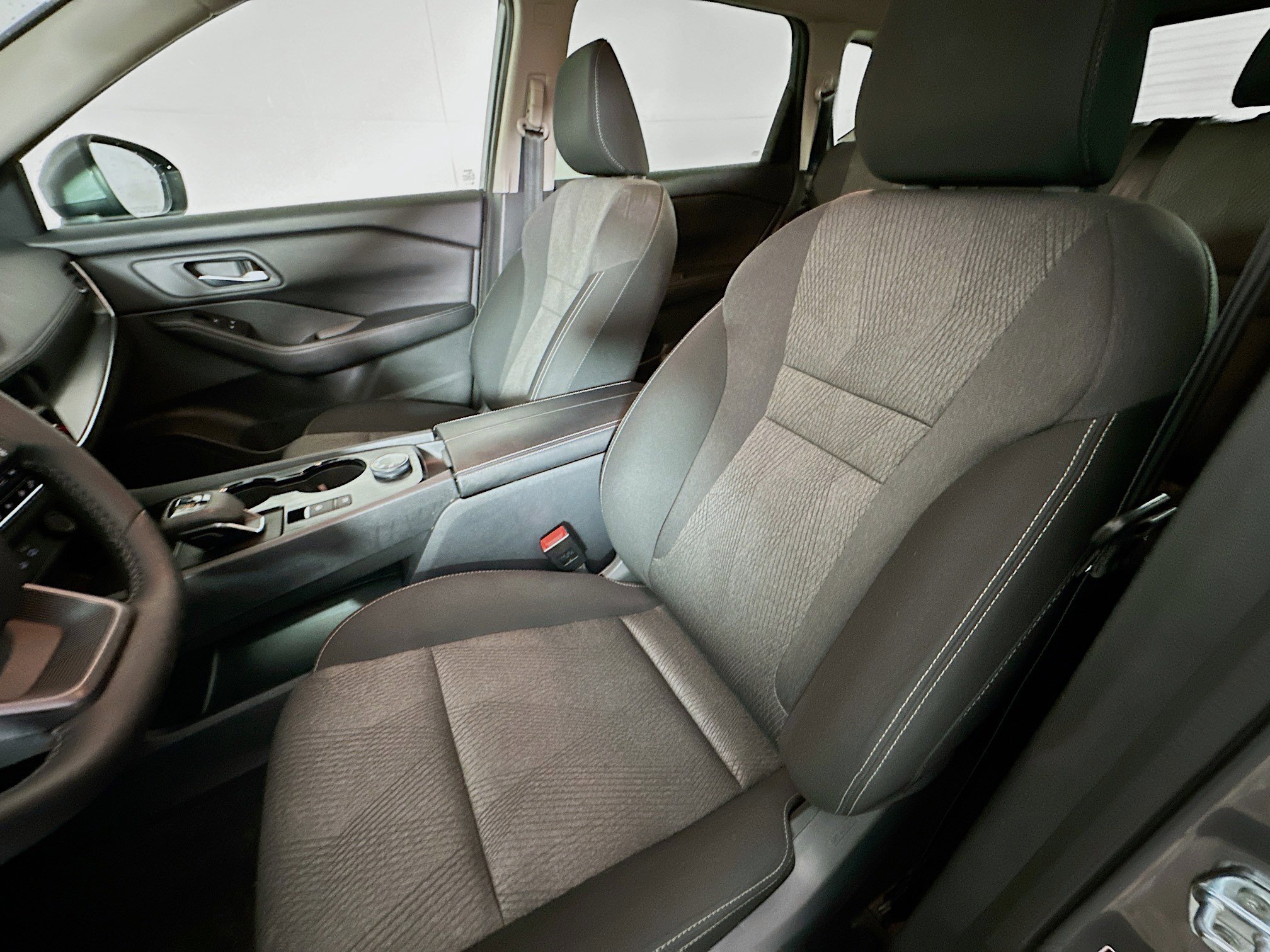 Used 2025 Nissan Rogue SV image 13