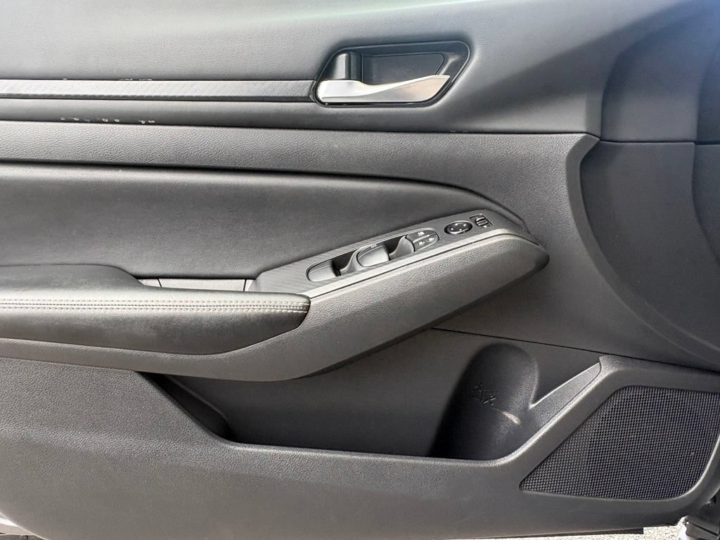 Used 2024 Nissan Altima 2.5 SV FWD image 11