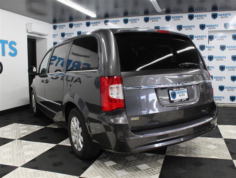 Used 2016 Chrysler Town & Country Touring FWD image 2
