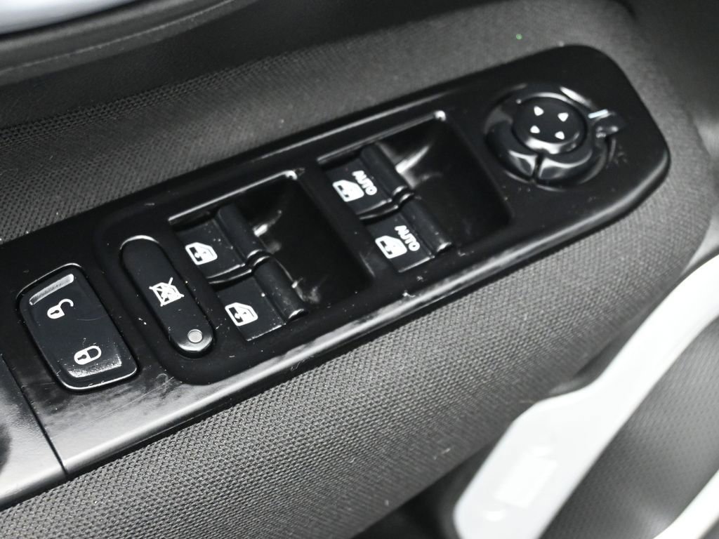 Certified 2020 Jeep Renegade Latitude w/ Cold Weather Group image 10