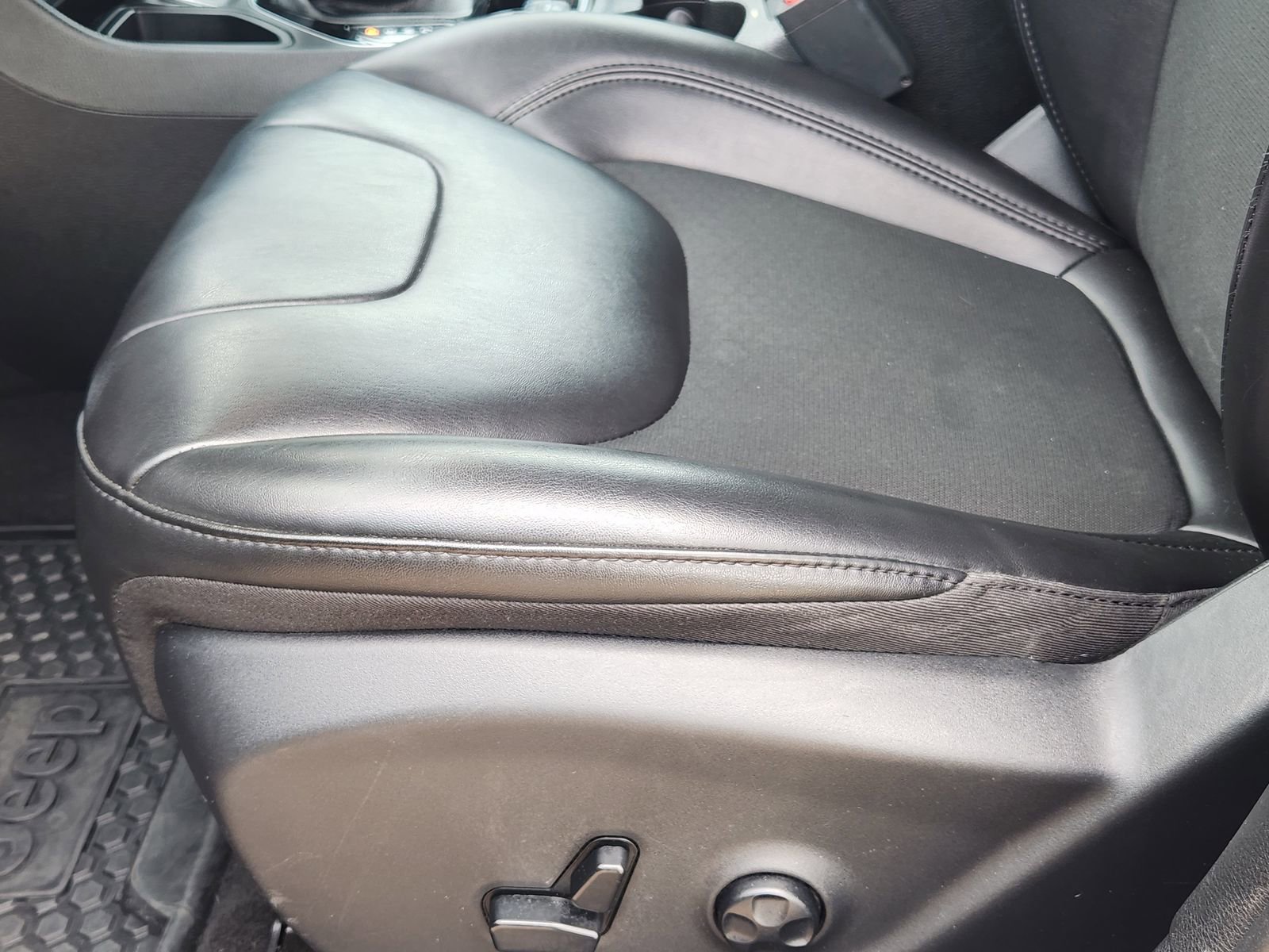 Used 2019 Jeep Cherokee Latitude Plus image 27