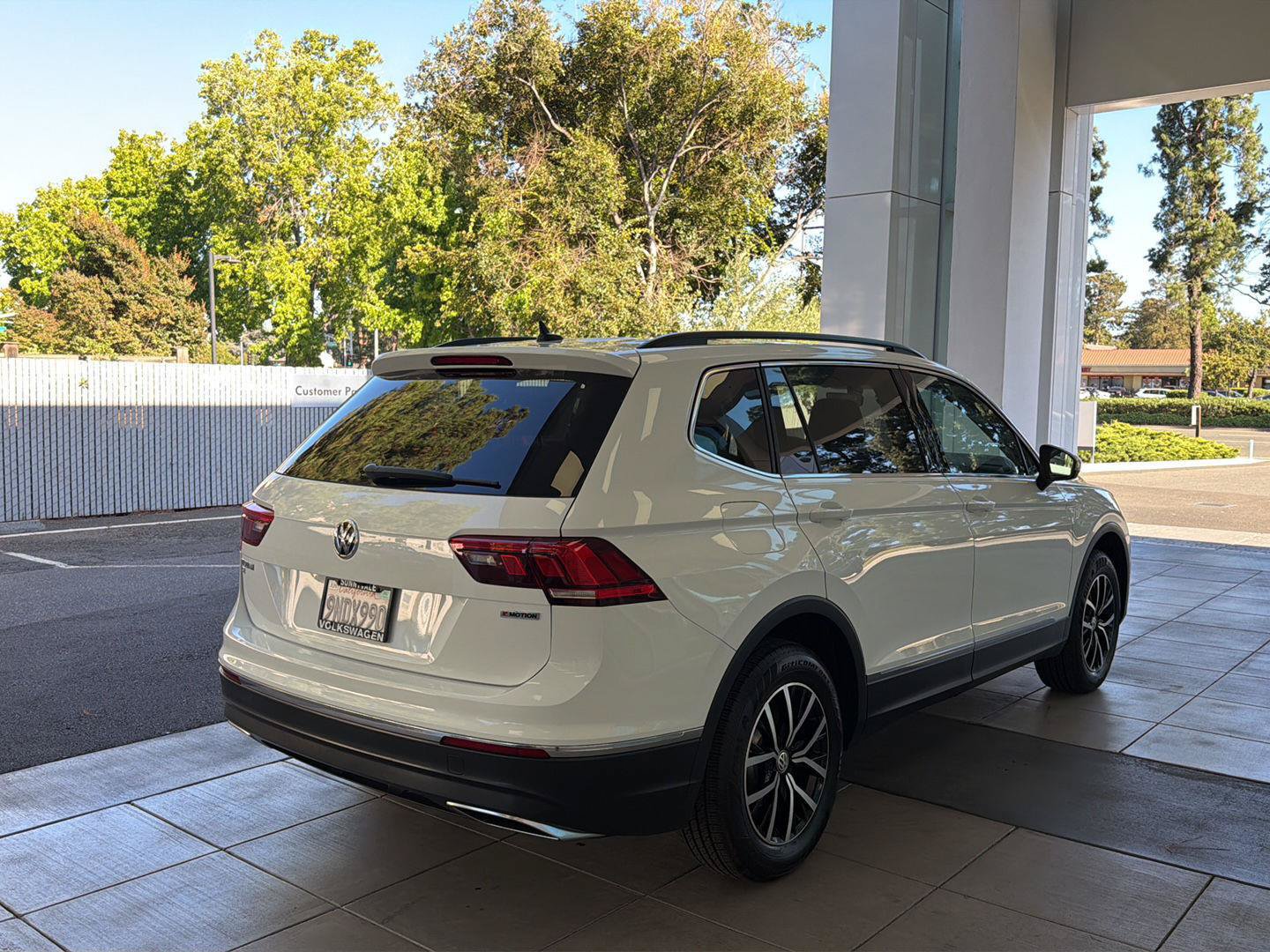 Certified 2021 Volkswagen Tiguan SE w/ Panoramic Sunroof Package AWD/4WD image 5
