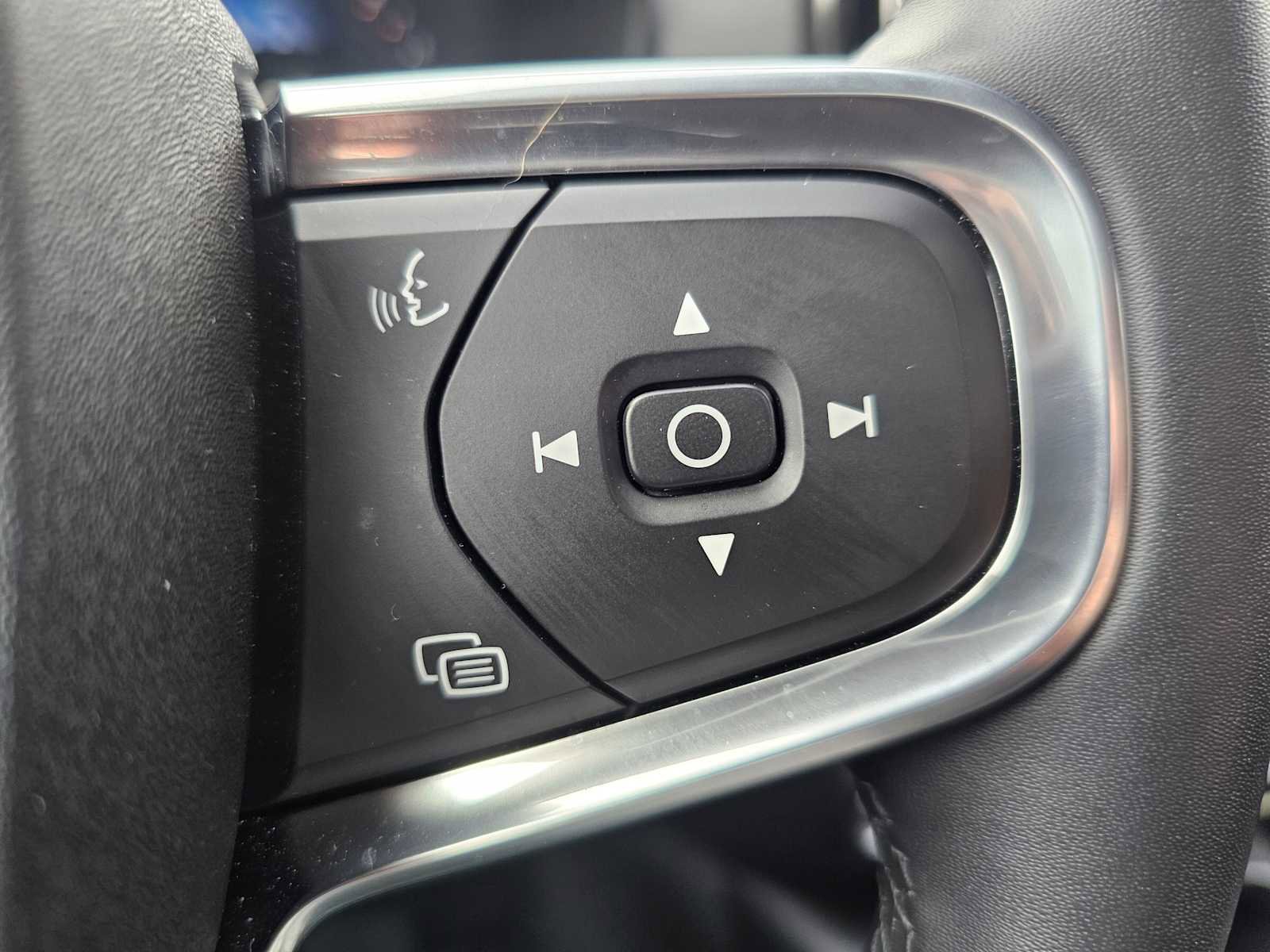 Certified 2025 Volvo XC40 B5 Plus w/ Protection Package Premier image 35