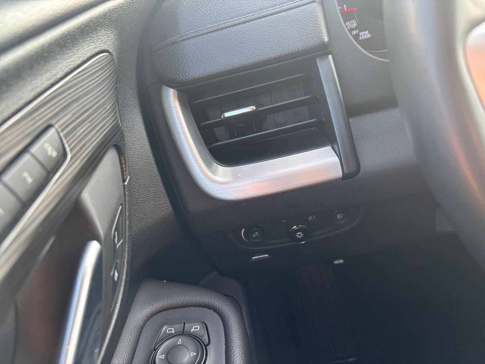 Used 2023 GMC Terrain SLT image 34