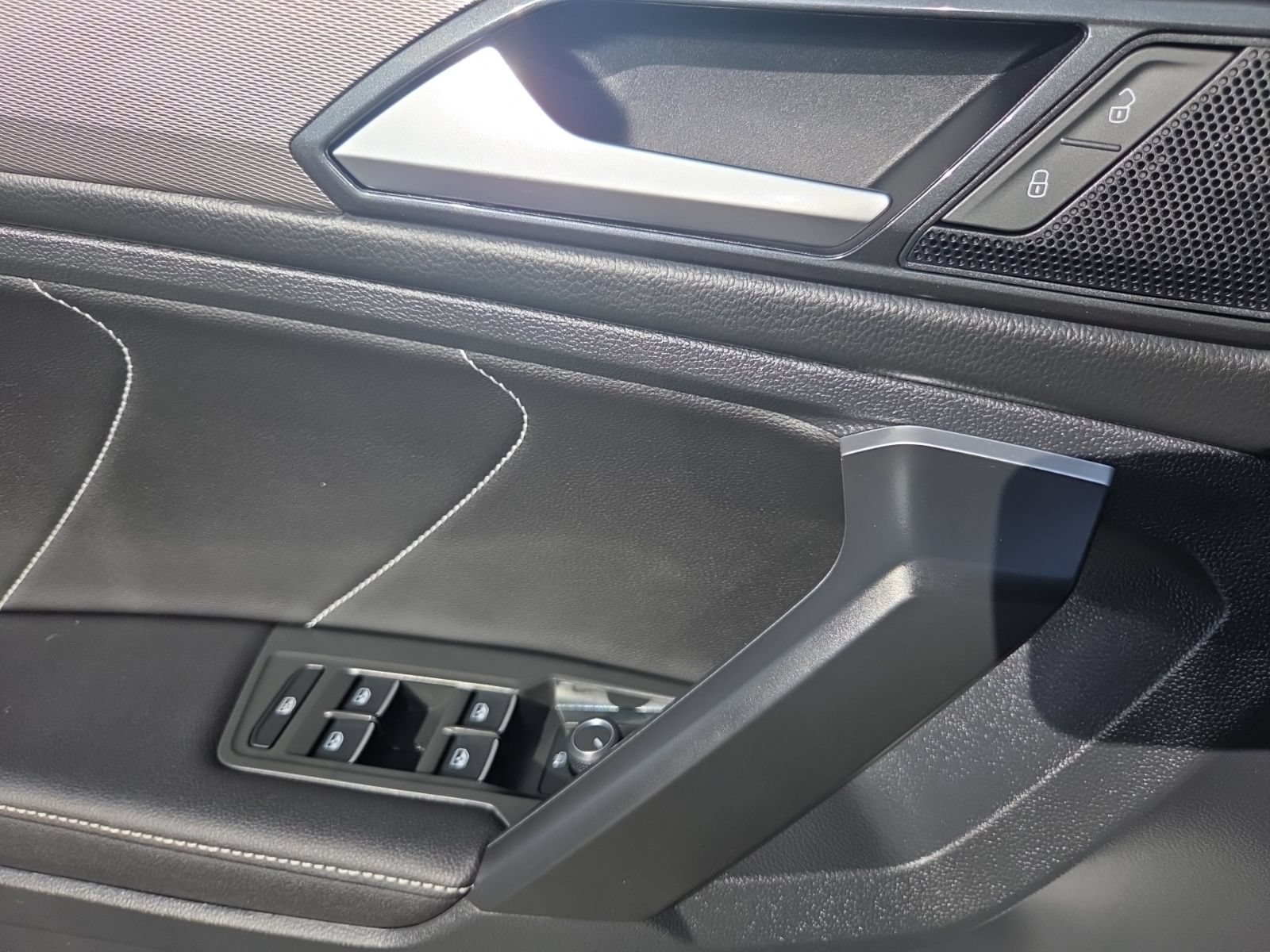 Certified 2024 Volkswagen Tiguan SE AWD/4WD image 21