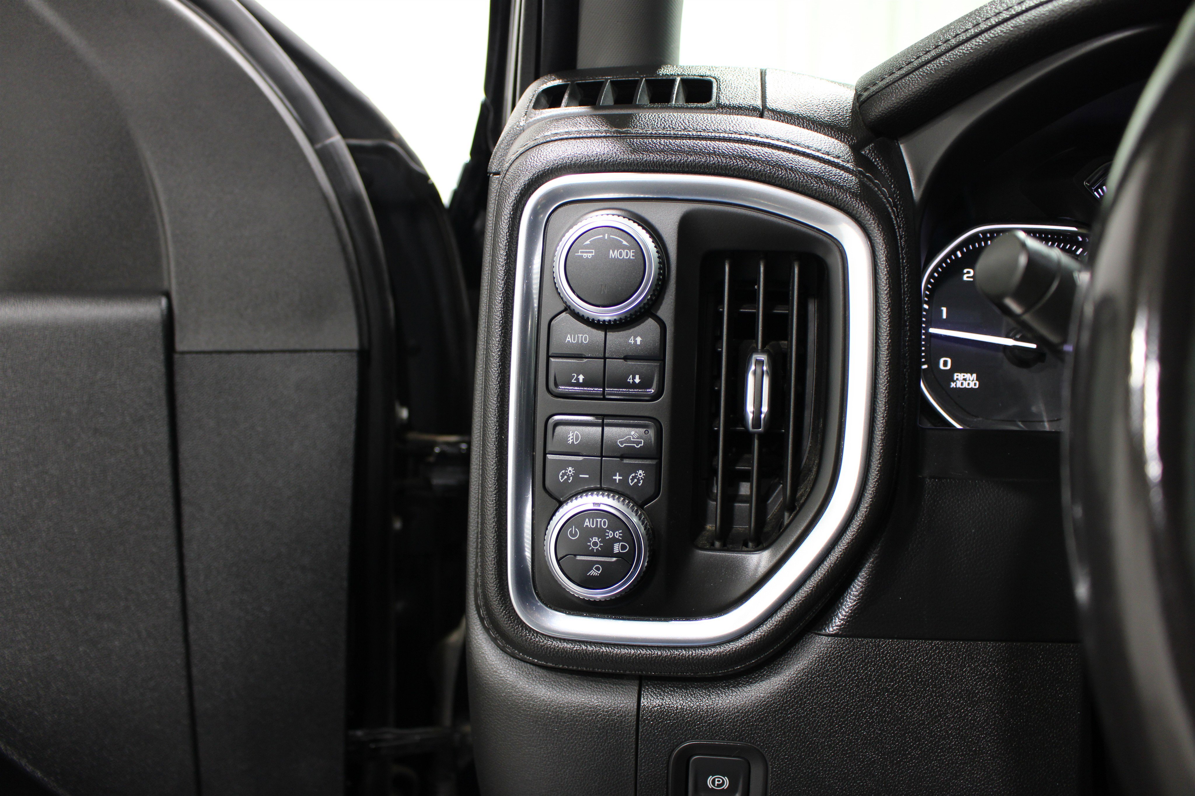 Used 2021 GMC Sierra 2500 SLT w/ SLT Preferred Package AWD/4WD image 9