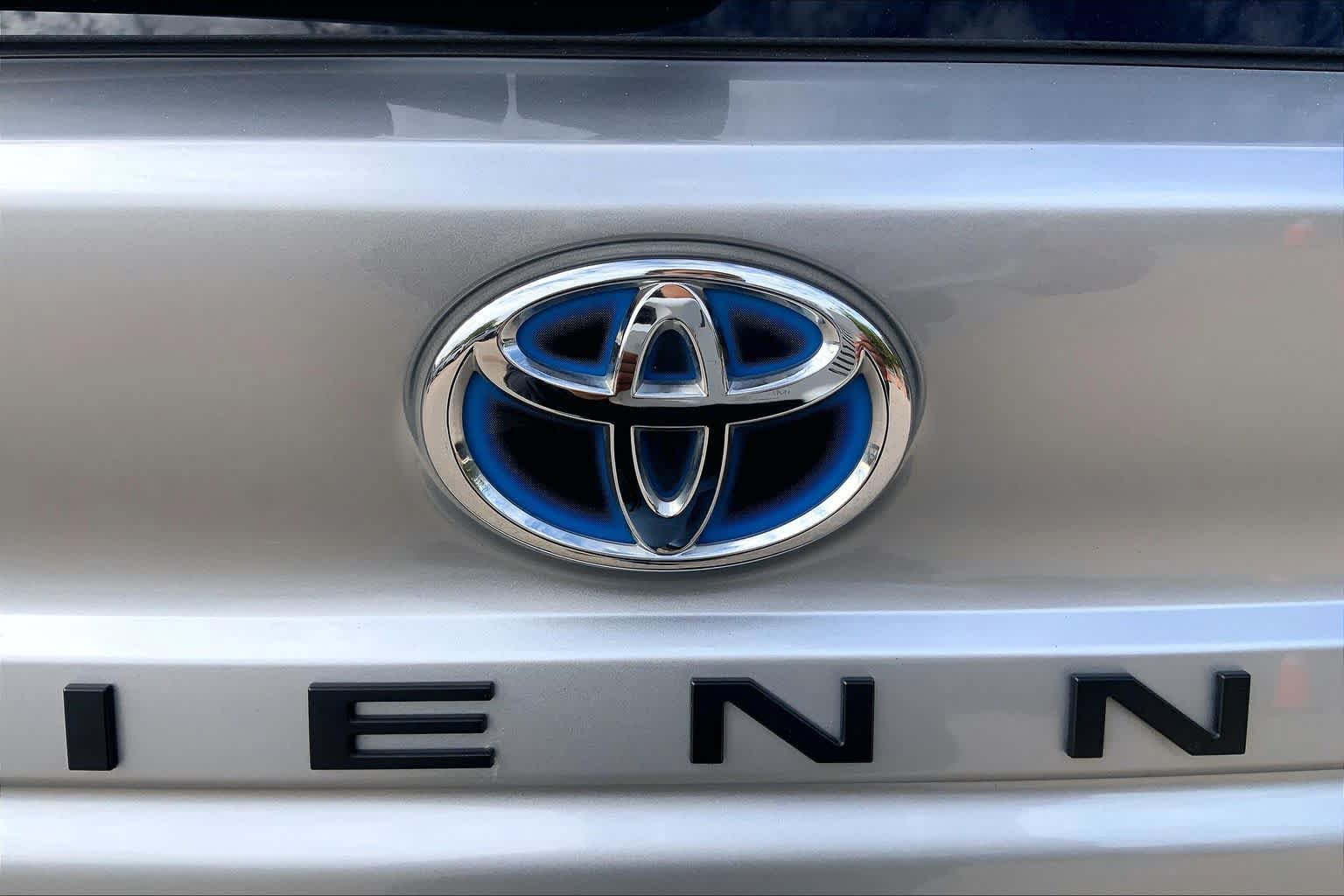 Used 2024 Toyota Sienna XLE FWD image 30