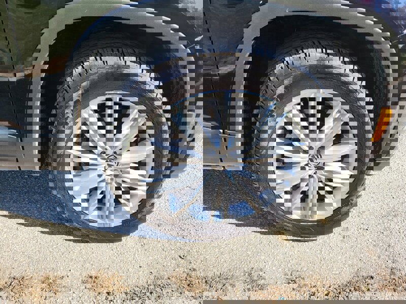 Used 2011 Volkswagen Tiguan SE image 29