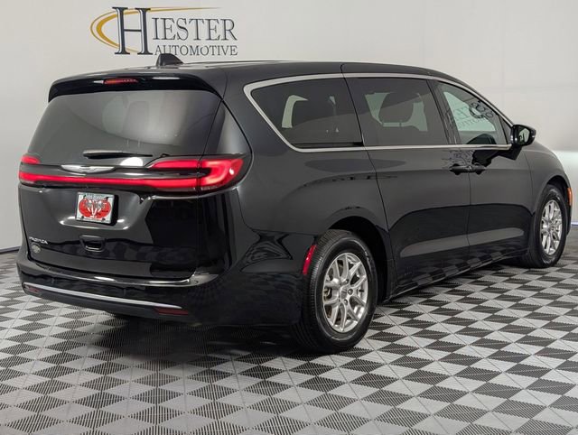 Used 2025 Chrysler Pacifica Select image 7