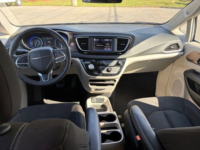 Used 2022 Chrysler Voyager LX image 3