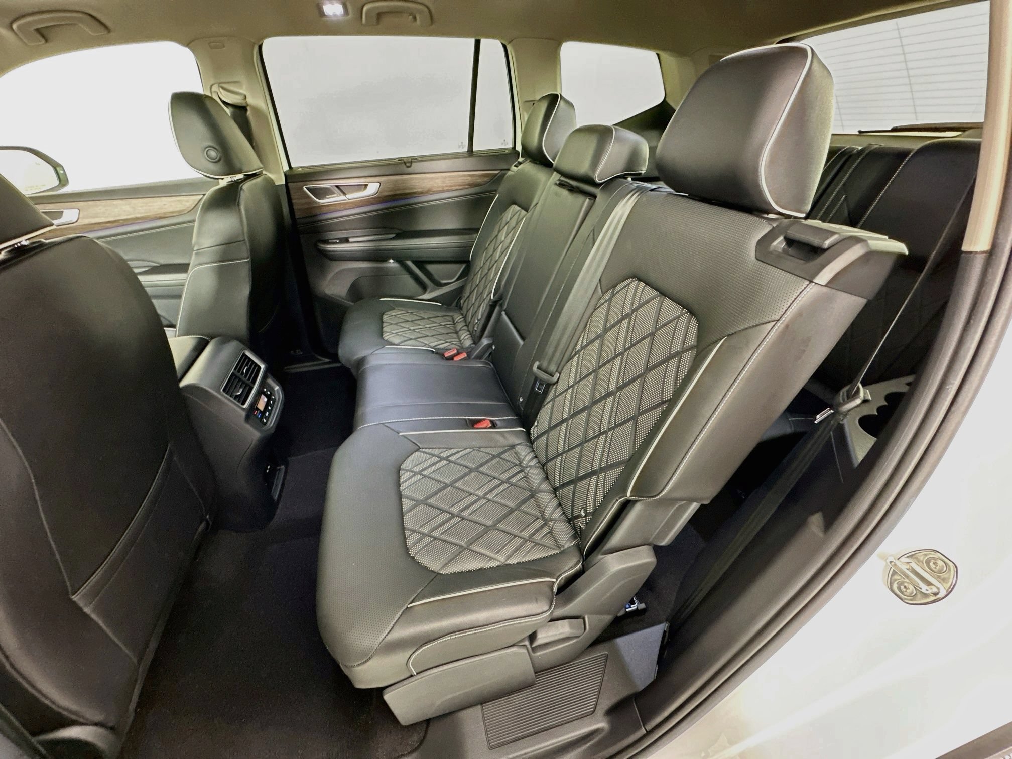Used 2024 Volkswagen Atlas SEL Premium R-Line AWD/4WD image 24