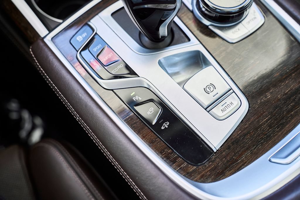 Used 2020 BMW 750i xDrive w/ Executive Package AWD/4WD image 30