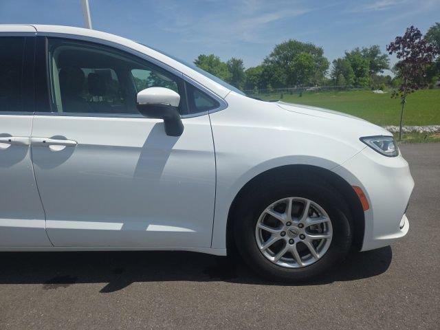 Used 2023 Chrysler Pacifica Touring-L FWD image 4