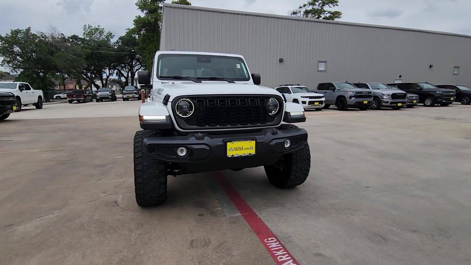 Used 2024 Jeep Gladiator Sport AWD/4WD image 3