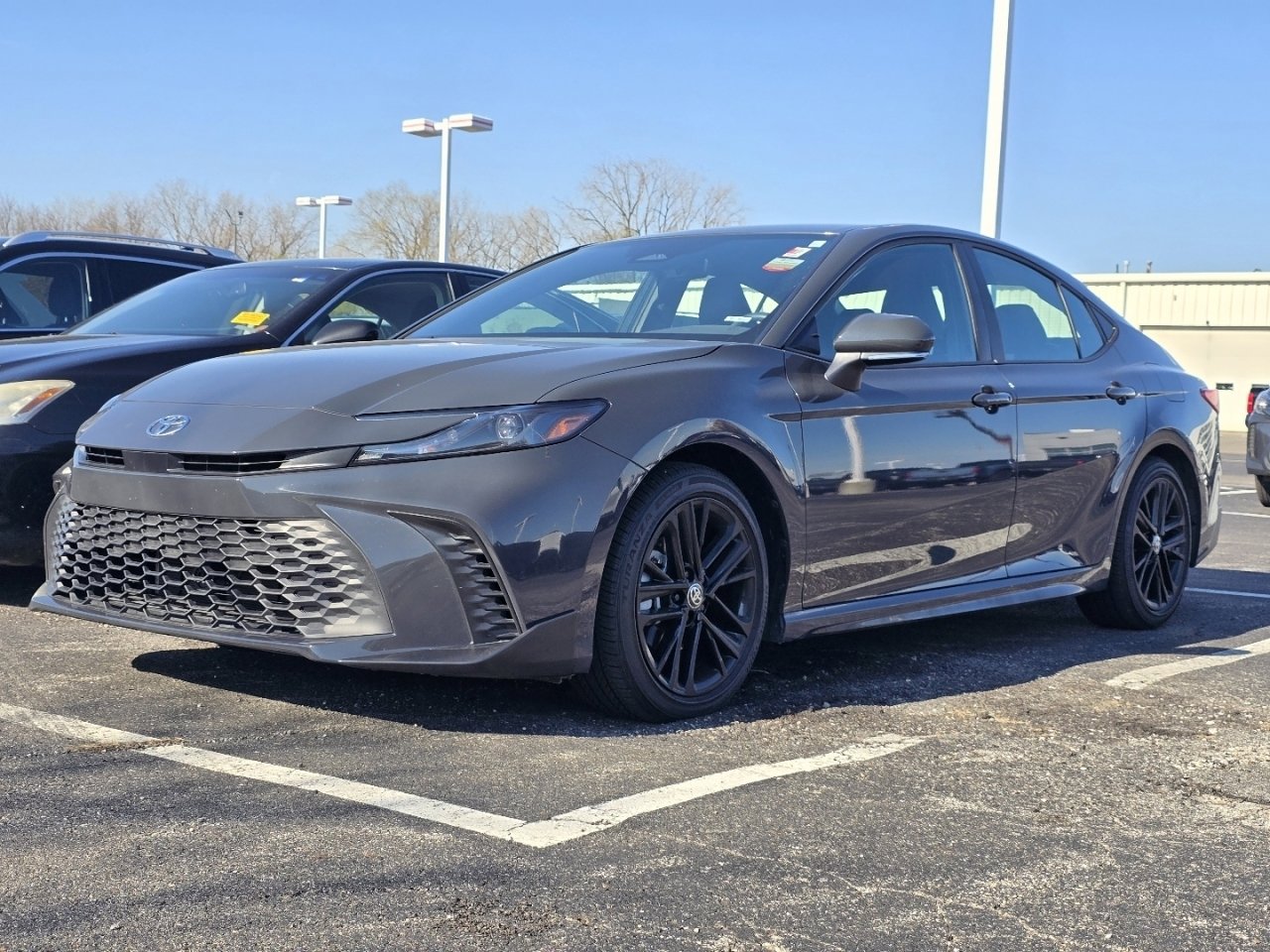 Used 2025 Toyota Camry SE w/ Convenience Package image 3
