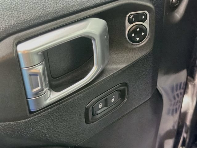 Used 2018 Jeep Wrangler Unlimited Sahara AWD/4WD image 17