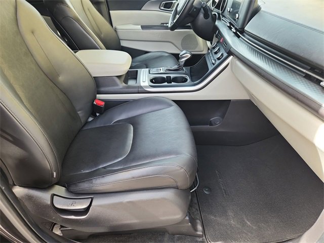 Used 2023 Kia Carnival LX image 25