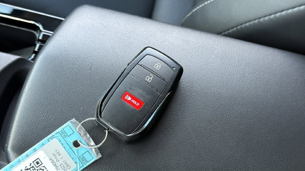 Used 2023 Toyota Prius XLE FWD image 9