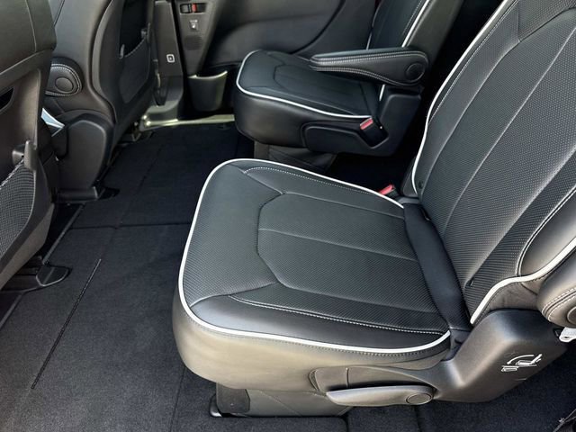New 2027 Chrysler Pacifica Select FWD image 10