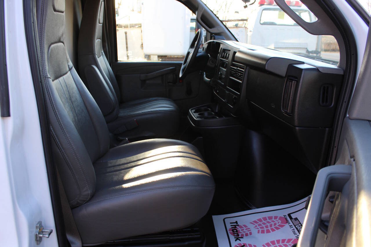 Used 2023 GMC Savana 3500 RWD image 16