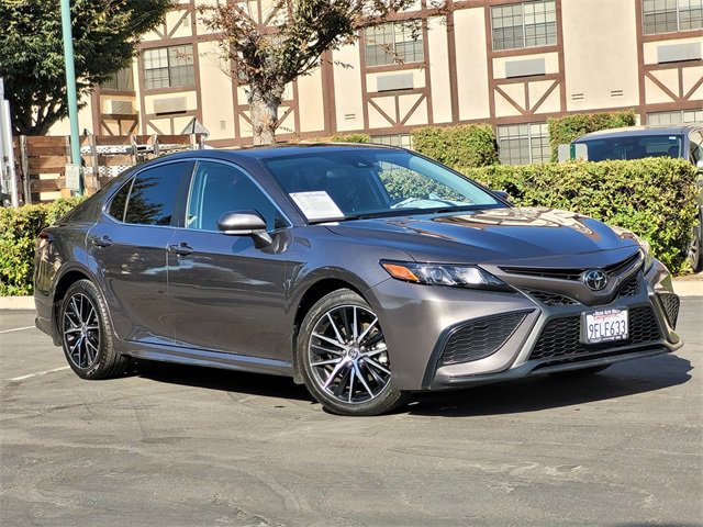 Used 2023 Toyota Camry SE image 2