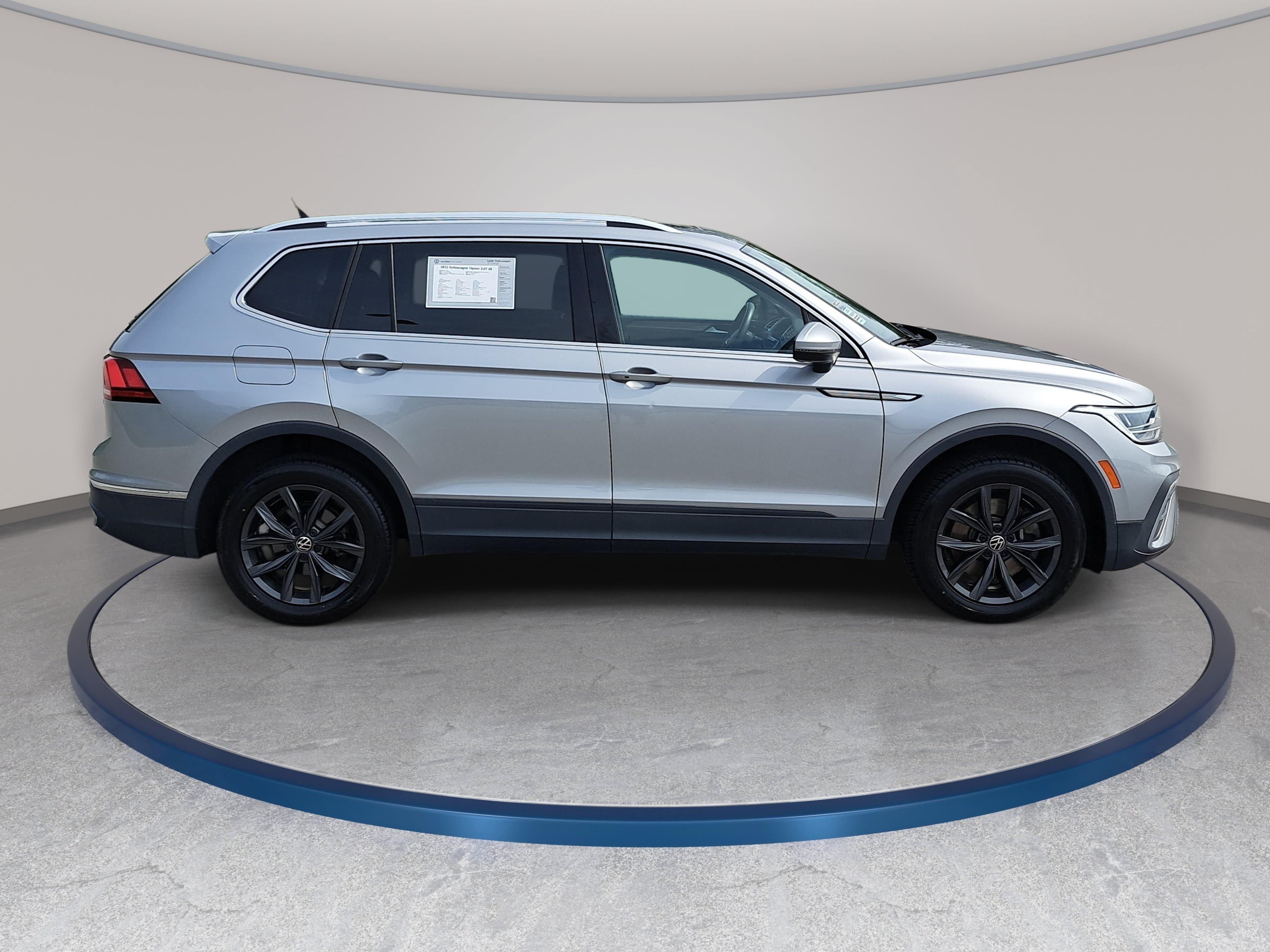 Certified 2022 Volkswagen Tiguan SE w/ Panoramic Sunroof Package AWD/4WD image 4