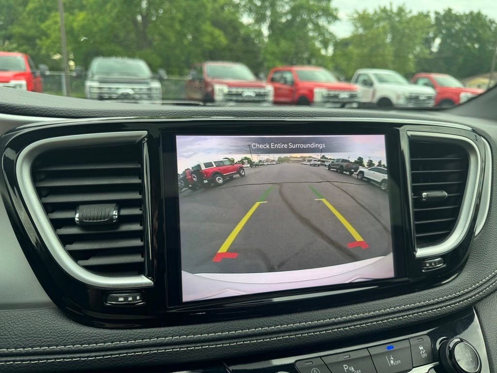 Used 2025 Chrysler Pacifica Limited FWD image 12