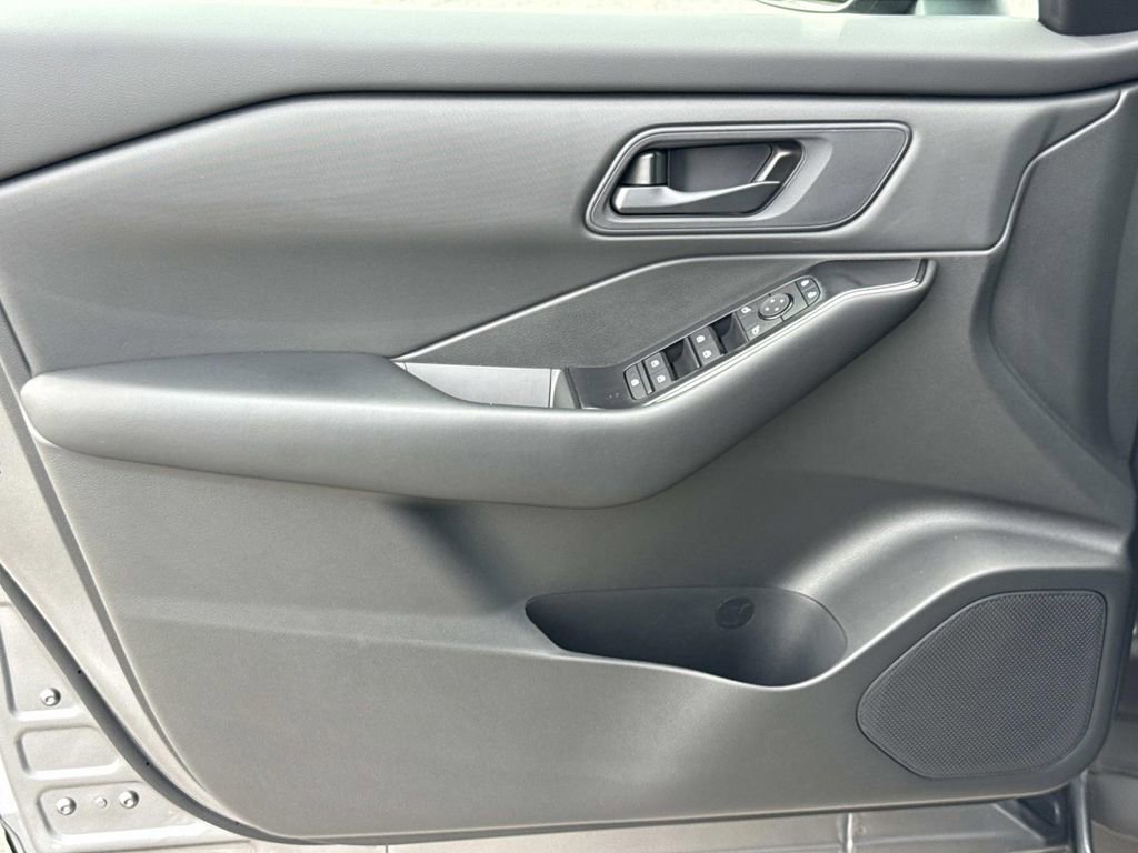 Used 2025 Nissan Rogue S AWD/4WD image 18