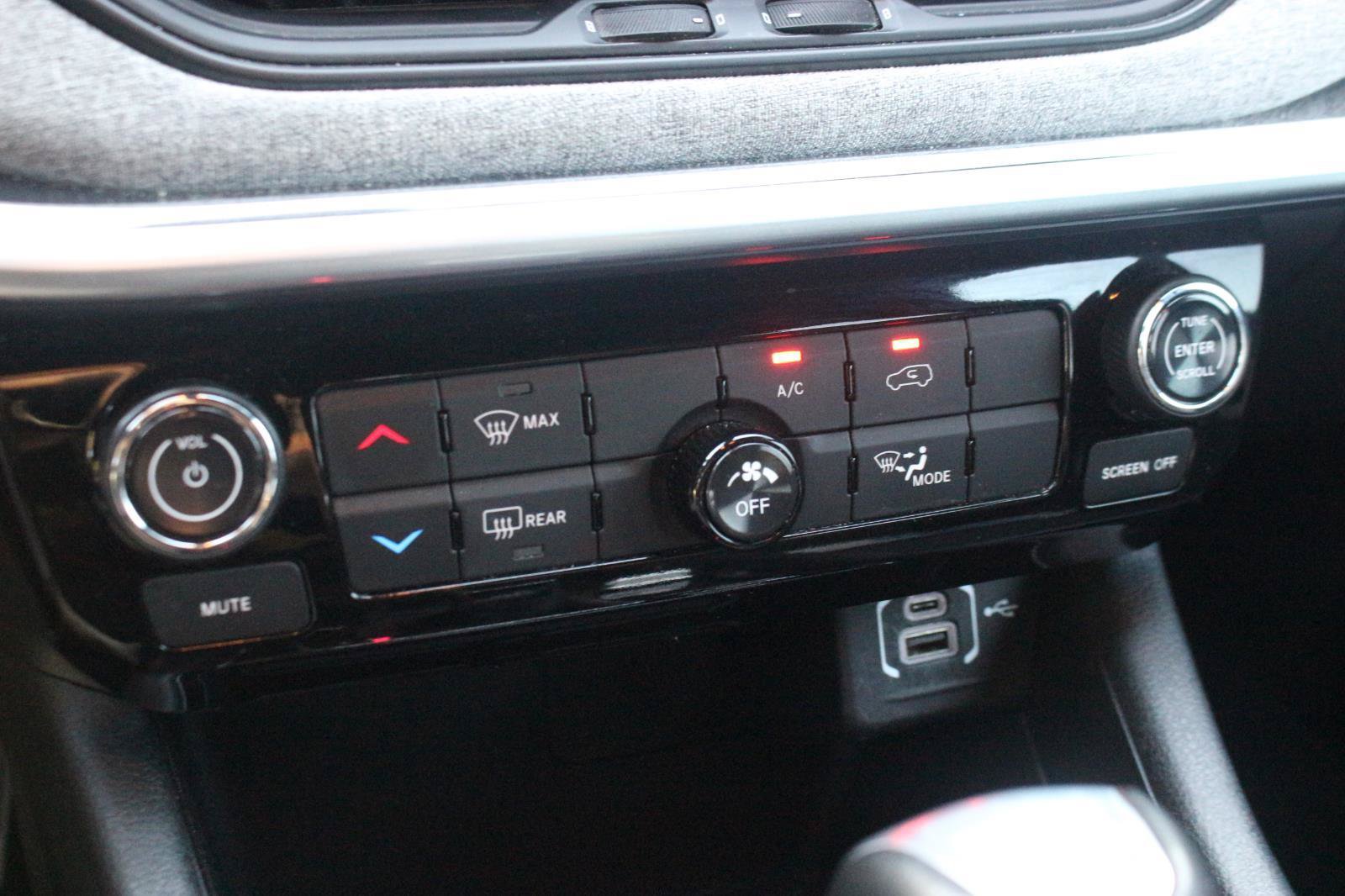 Used 2024 Jeep Compass Latitude AWD/4WD image 24
