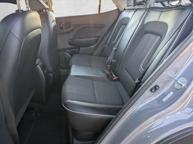 Used 2022 Hyundai Venue Limited image 17