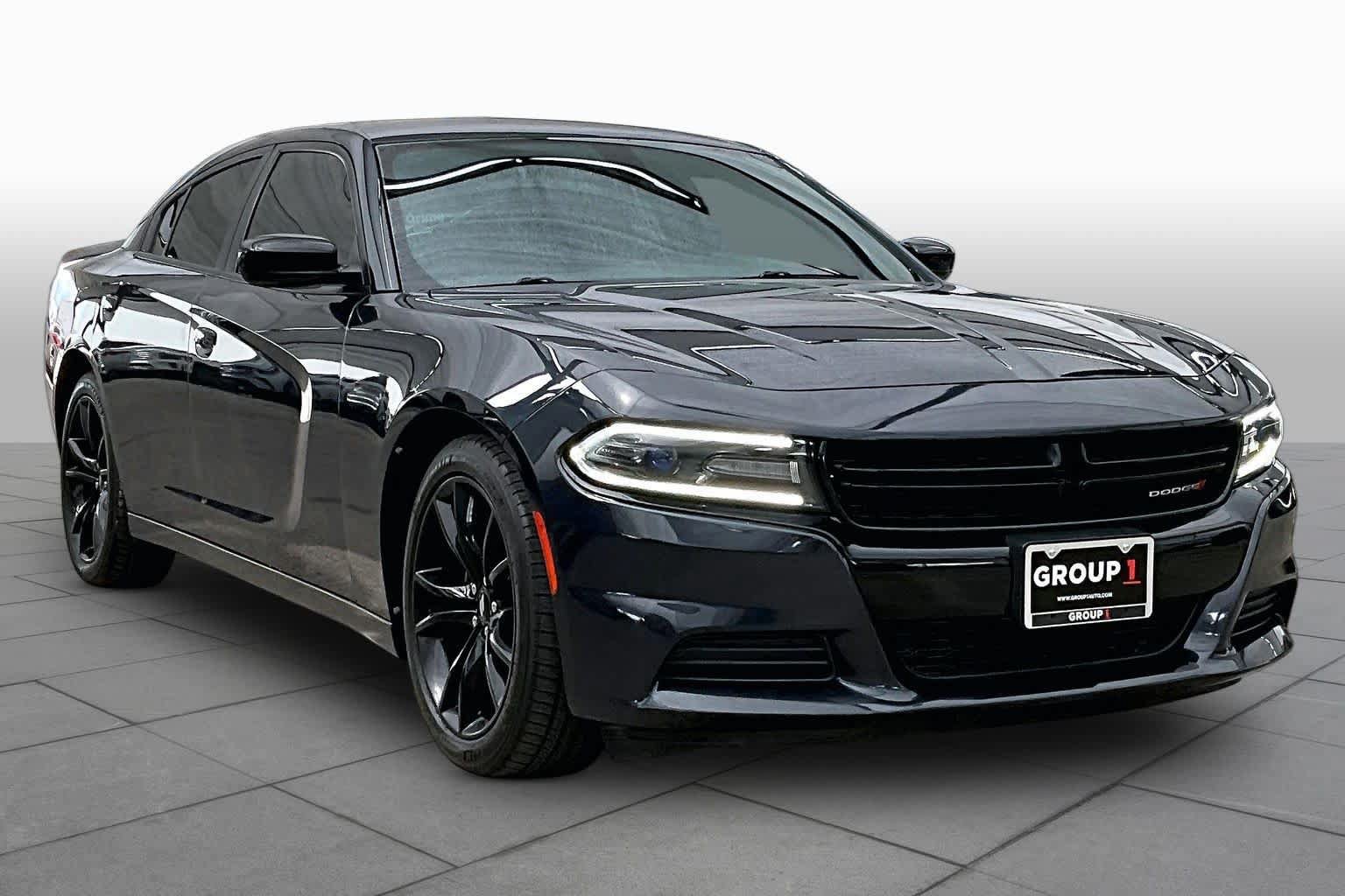 Used 2017 Dodge Charger SE w/ Blacktop Package RWD image 3