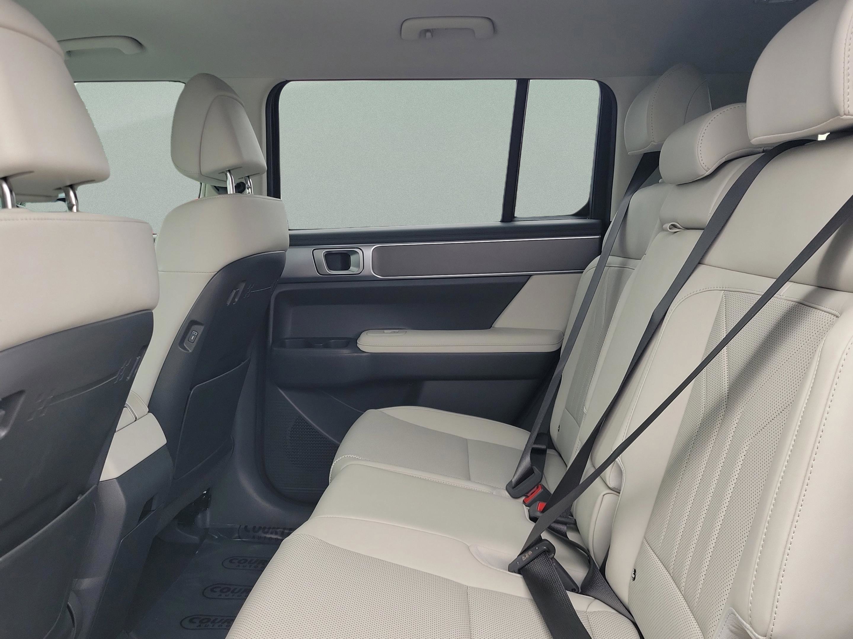 Used 2025 Hyundai Santa Fe SEL image 12