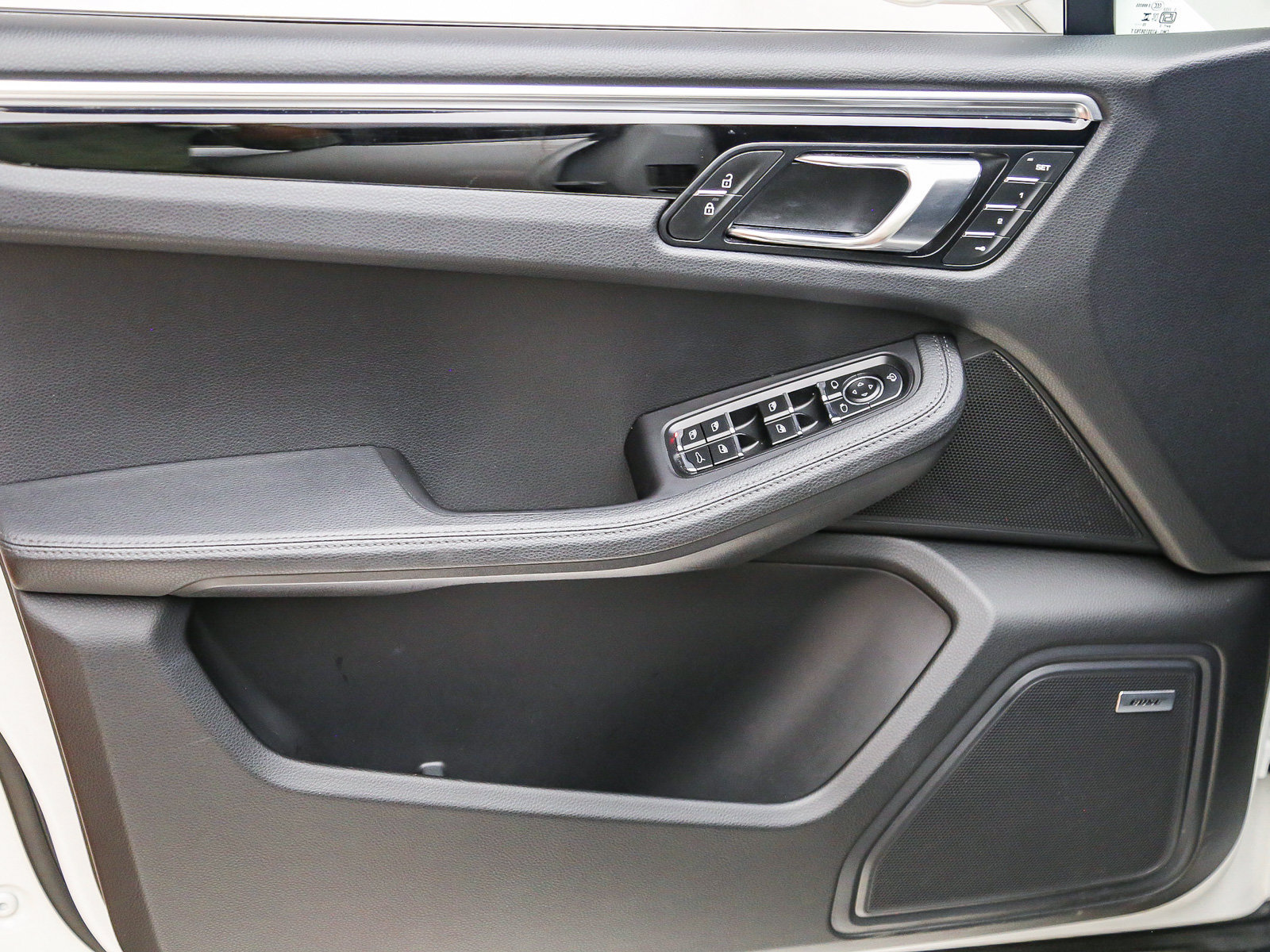 Certified 2024 Porsche Macan AWD/4WD image 27