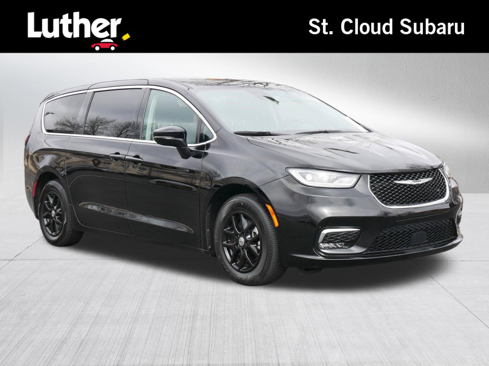 Used 2024 Chrysler Pacifica Touring-L FWD image 1