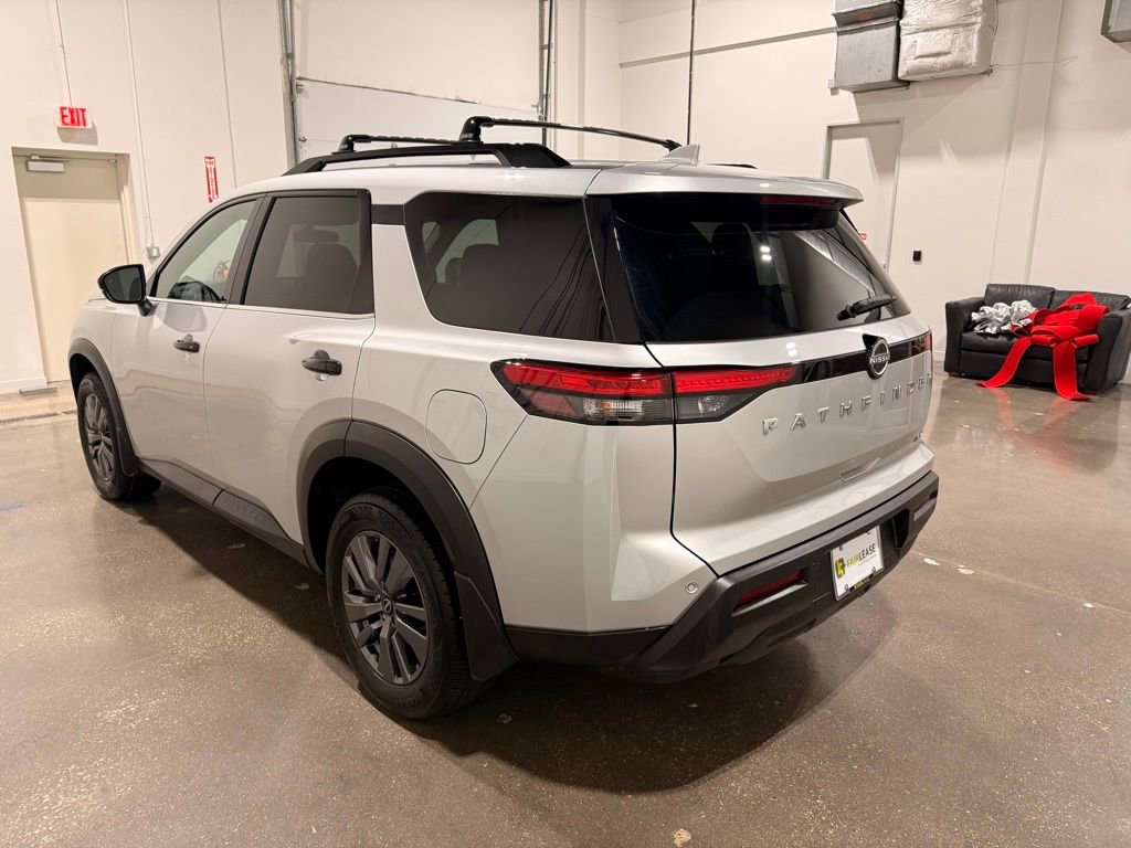 Used 2023 Nissan Pathfinder SV image 7