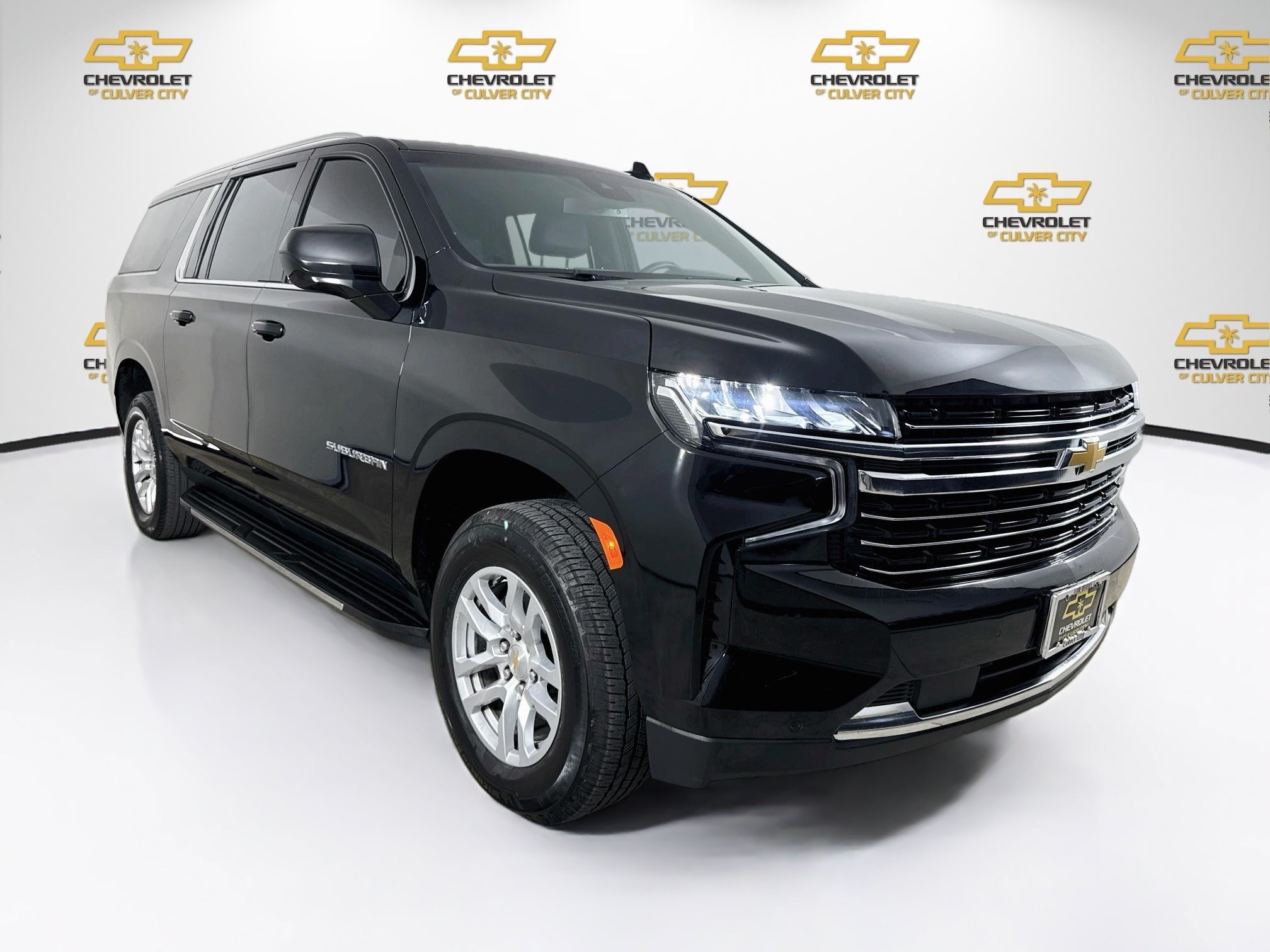 Used 2024 Chevrolet Suburban LT RWD image 1