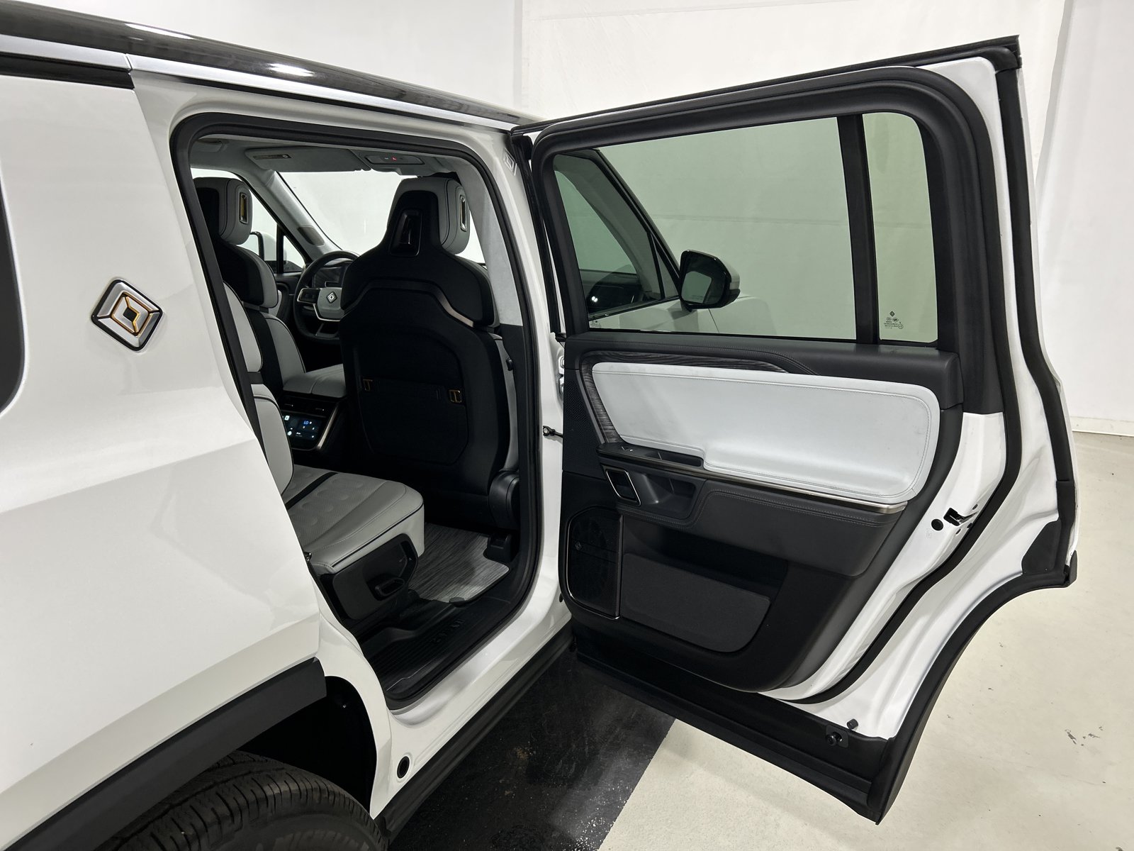 Used 2023 Rivian R1S Adventure AWD/4WD image 19