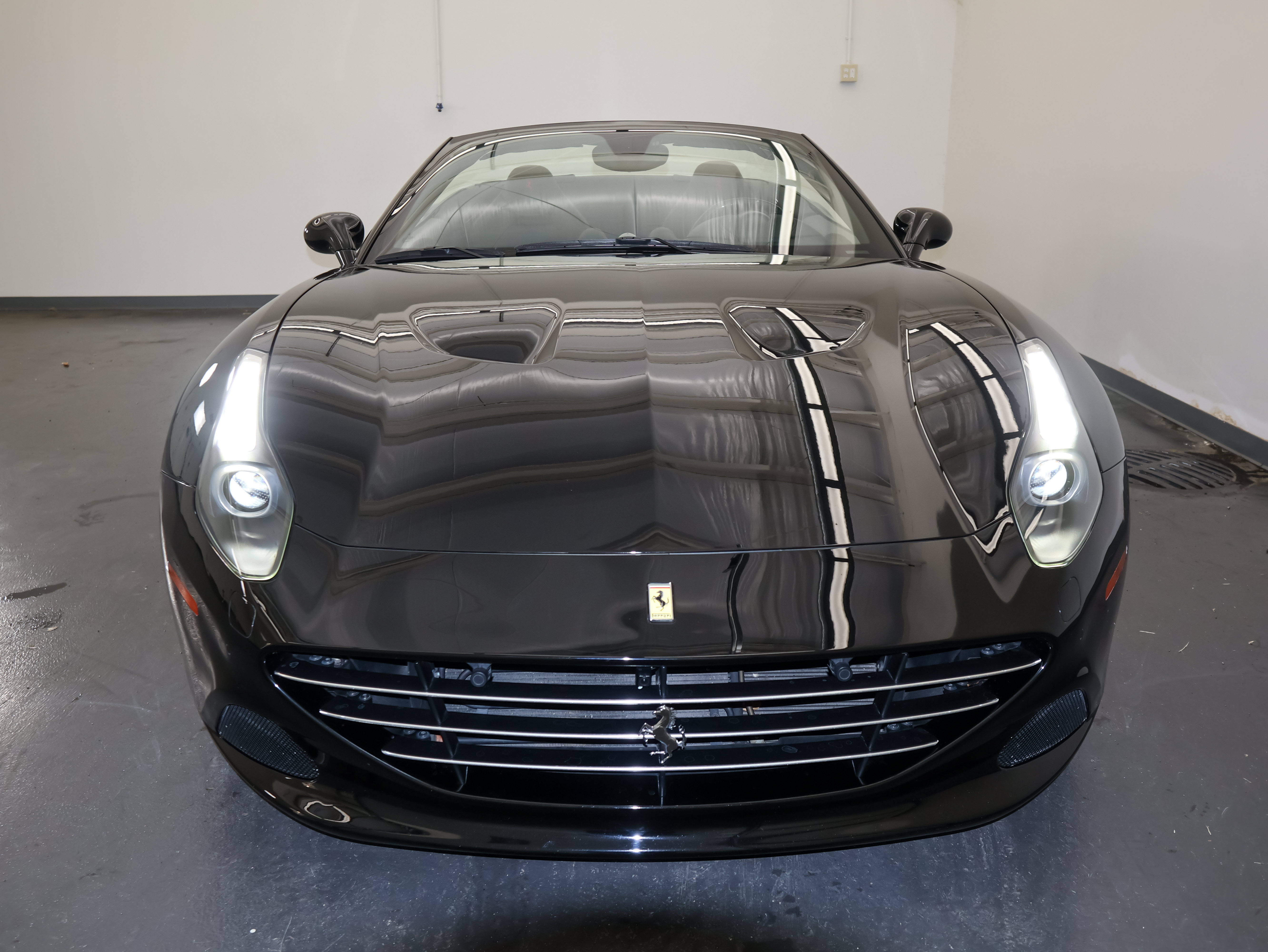 Used 2017 Ferrari California T RWD image 9