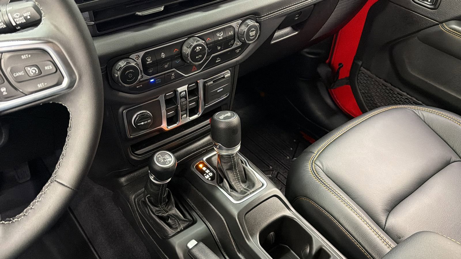 Used 2025 Jeep Wrangler Unlimited Sahara AWD/4WD image 35