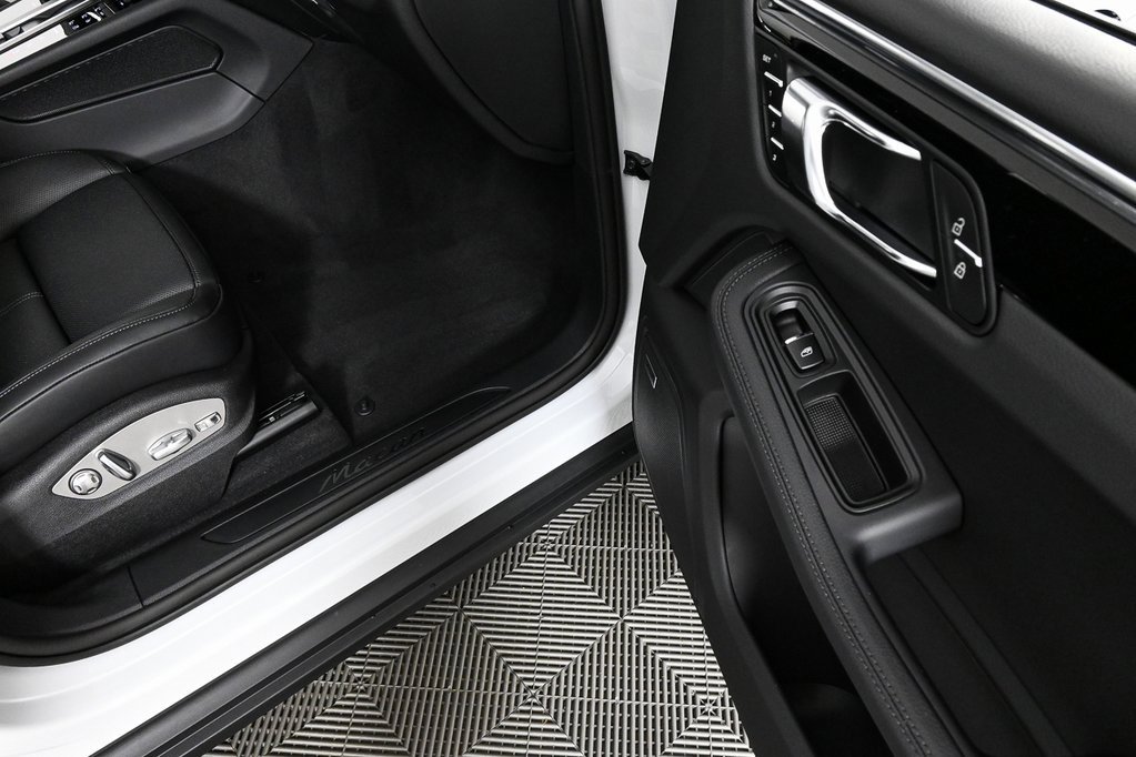 Certified 2025 Porsche Macan image 25