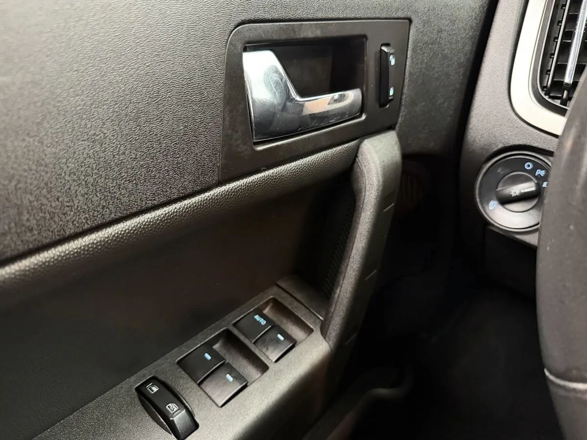 Used 2008 Ford Focus SE FWD image 11