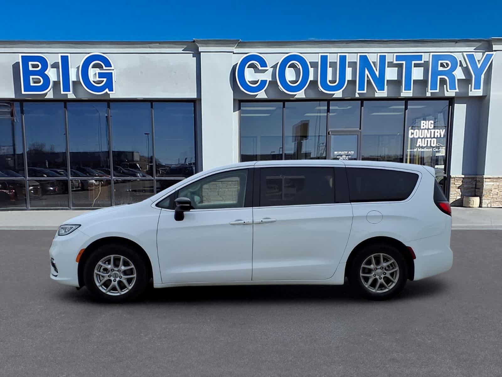 Used 2024 Chrysler Pacifica Touring-L FWD image 2