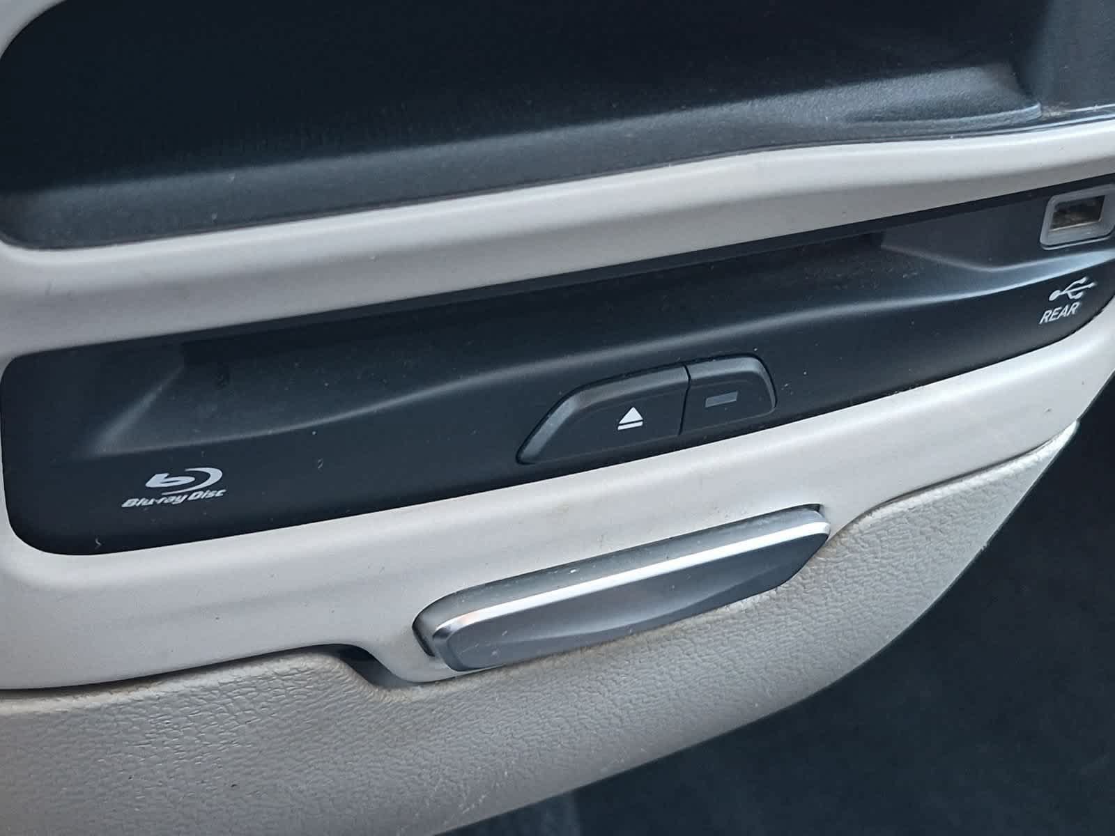 Used 2018 Chrysler Pacifica Touring-L Plus FWD image 30