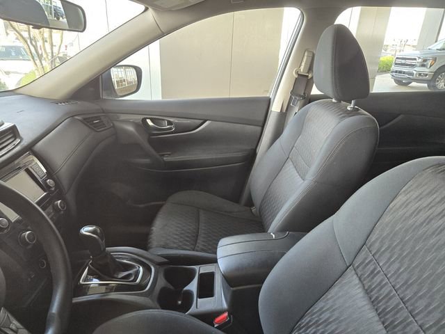 Used 2018 Nissan Rogue S image 2