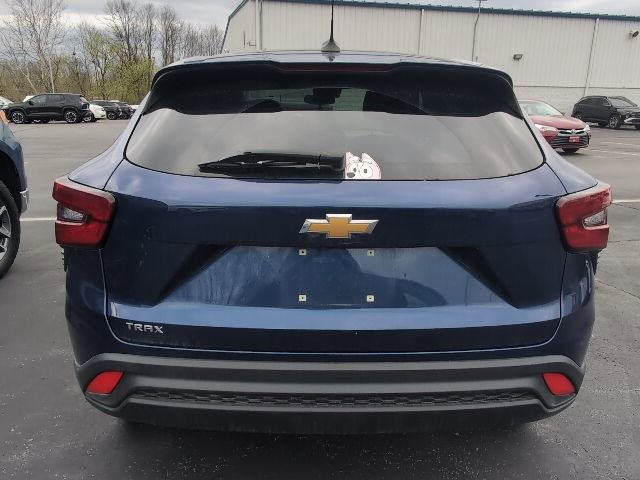 Used 2024 Chevrolet Trax LS w/ LS Convenience Package image 2