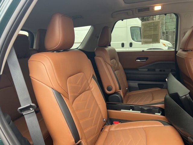 Used 2024 Nissan Pathfinder Platinum image 15