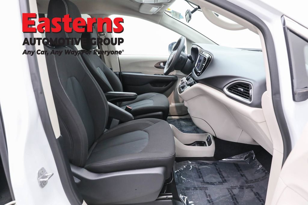 Used 2022 Chrysler Voyager LX image 22
