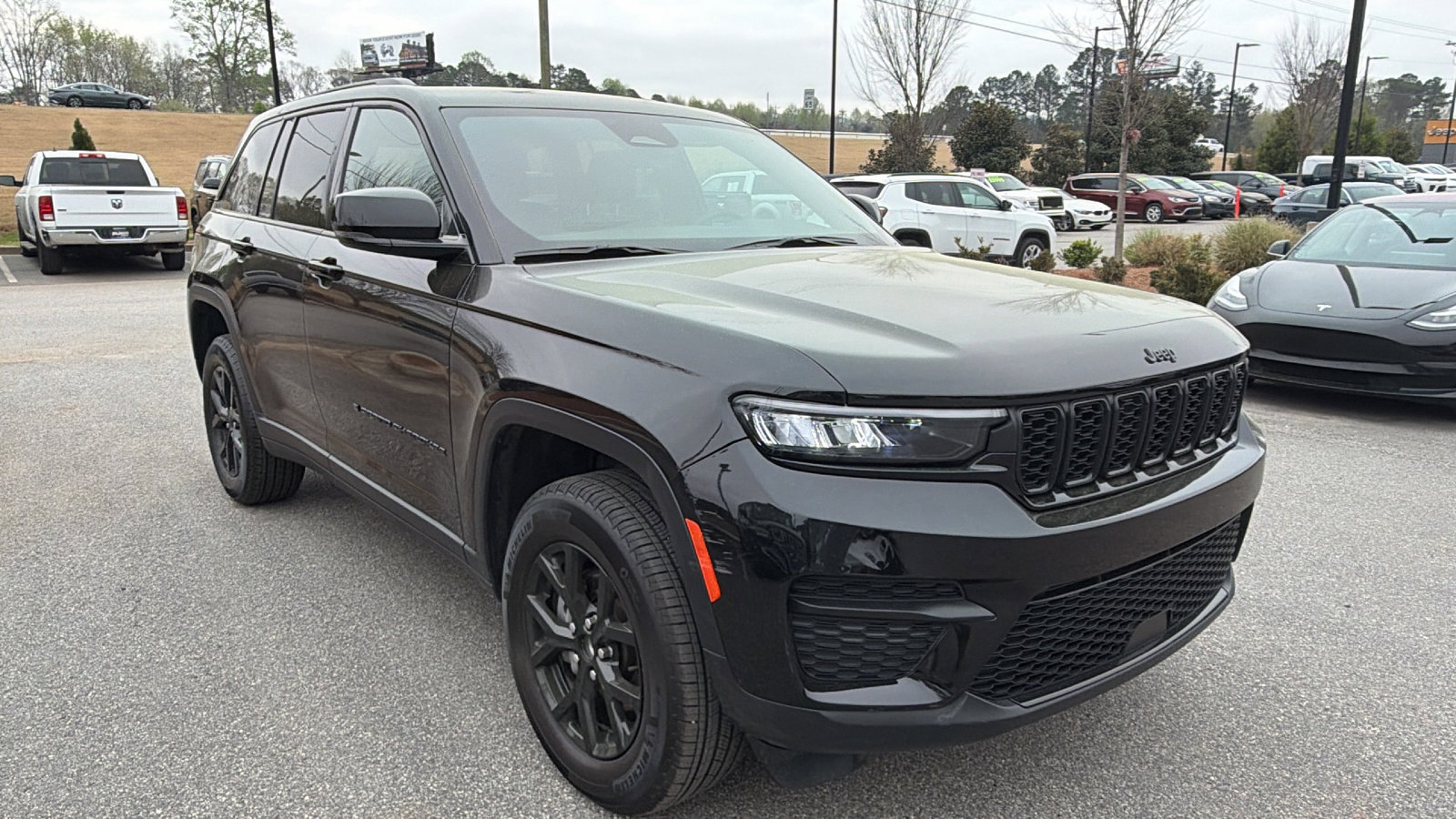 Used 2025 Jeep Grand Cherokee Altitude image 5